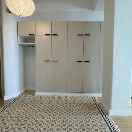 Asunto Keskustassa, Etu-toeoeloe *