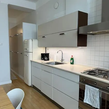 Asunto Keskustassa, Etu-toeoeloe