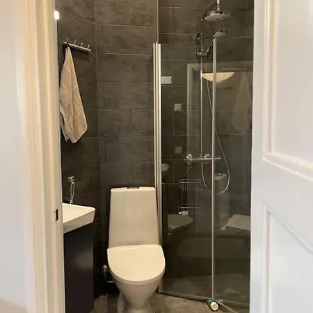 Asunto Keskustassa, Etu-toeoeloe *