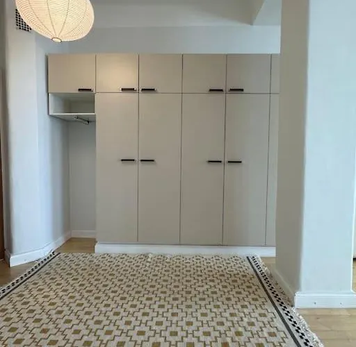 Asunto Keskustassa, Etu-toeoeloe *