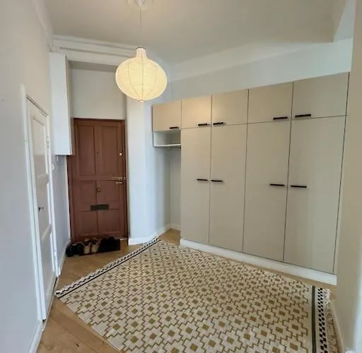 Asunto Keskustassa, Etu-toeoeloe *