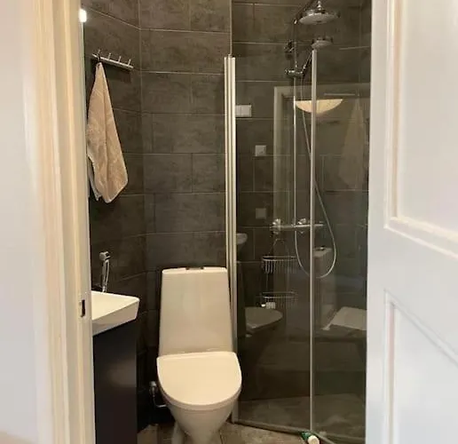 Asunto Keskustassa, Etu-toeoeloe *